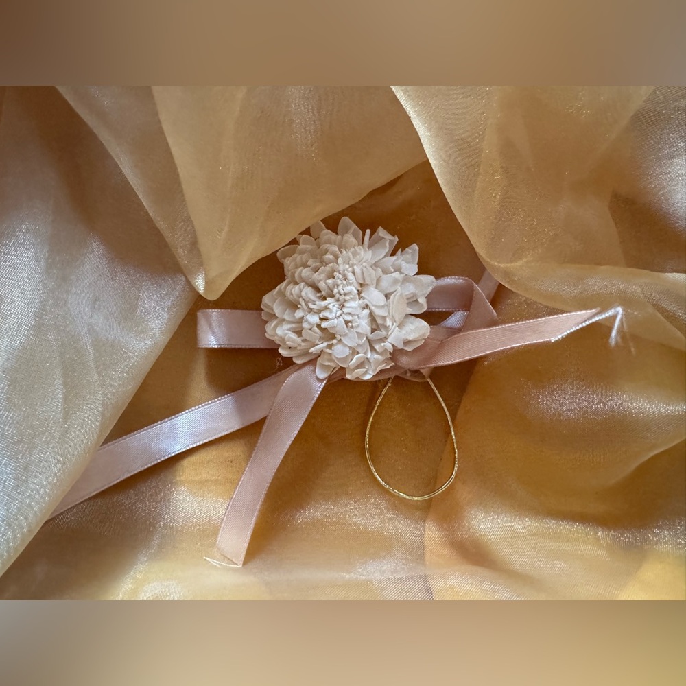 ❤️ New Elegant Box with Gold Sheer fabric cover with a Floral Accent - Picture 9 of 15